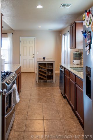 8366 E 160th Place S, Bixby, OK 74008