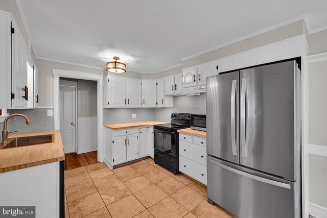 33 S 11TH ST, Akron, PA 17501