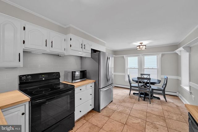 33 S 11TH ST, Akron, PA 17501