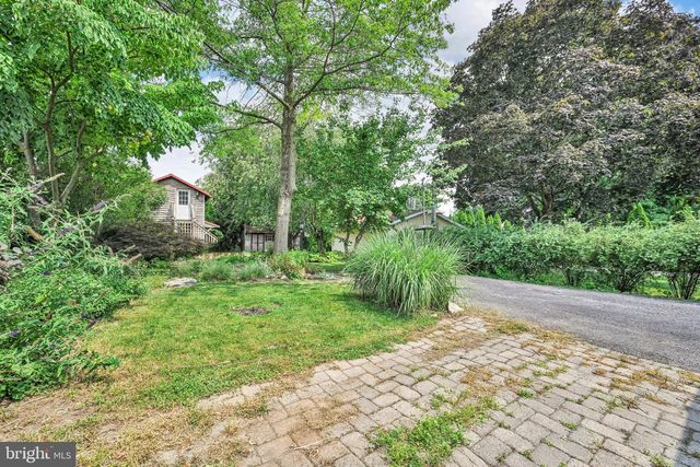 33 S 11TH ST, Akron, PA 17501