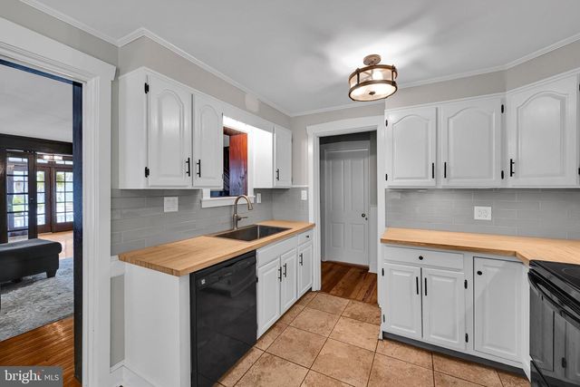 33 S 11TH ST, Akron, PA 17501