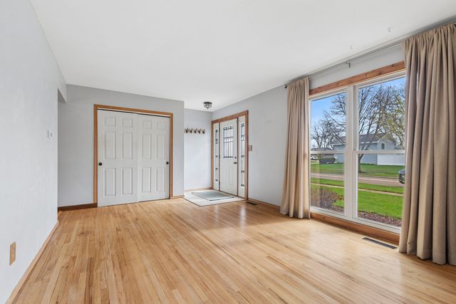 938 Canterbury Drive, Crystal Lake, IL 60014