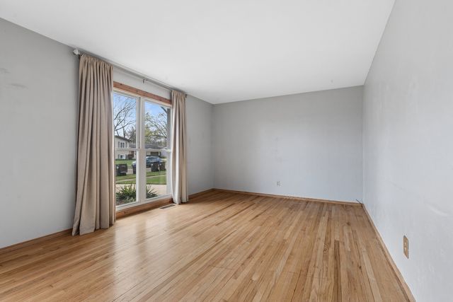 938 Canterbury Drive, Crystal Lake, IL 60014