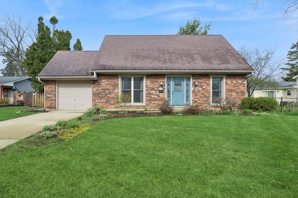 938 Canterbury Drive, Crystal Lake, IL 60014