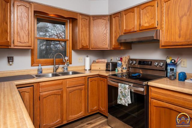 5572 SW Stonegate CT, Topeka, KS 66606