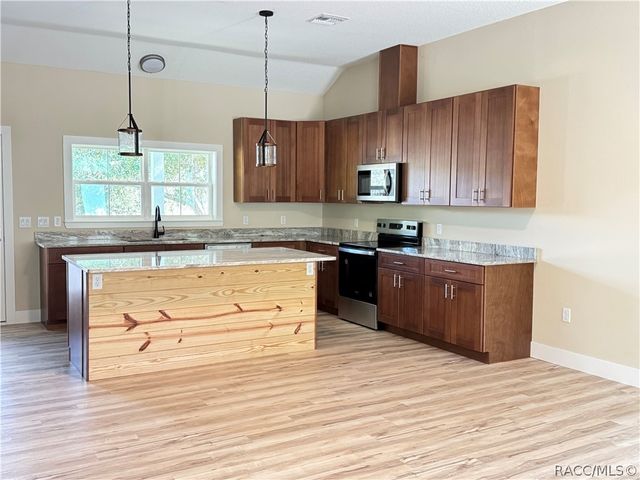 7 N Adams Street, Beverly Hills, FL 34465