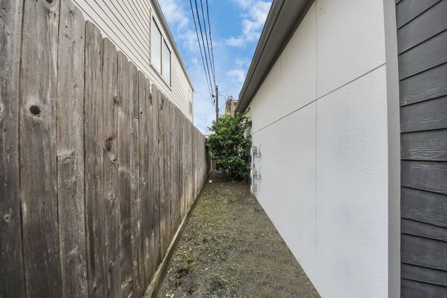 9614 Riddlewood Ln, Houston, TX 77025