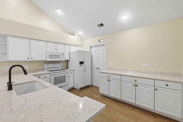 8019 Saint Andrews Village Dr, Louisville, KY 40241
