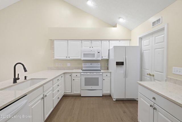 8019 Saint Andrews Village Dr, Louisville, KY 40241