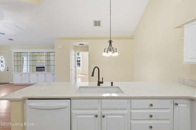 8019 Saint Andrews Village Dr, Louisville, KY 40241