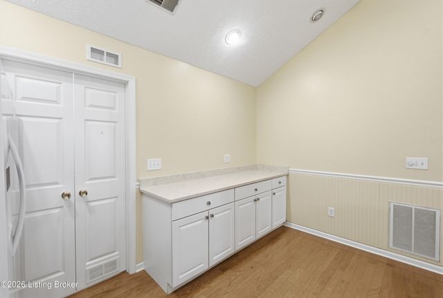 8019 Saint Andrews Village Dr, Louisville, KY 40241