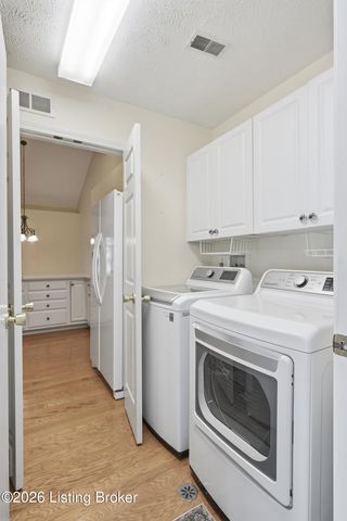 8019 Saint Andrews Village Dr, Louisville, KY 40241
