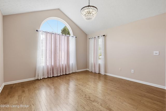8019 Saint Andrews Village Dr, Louisville, KY 40241