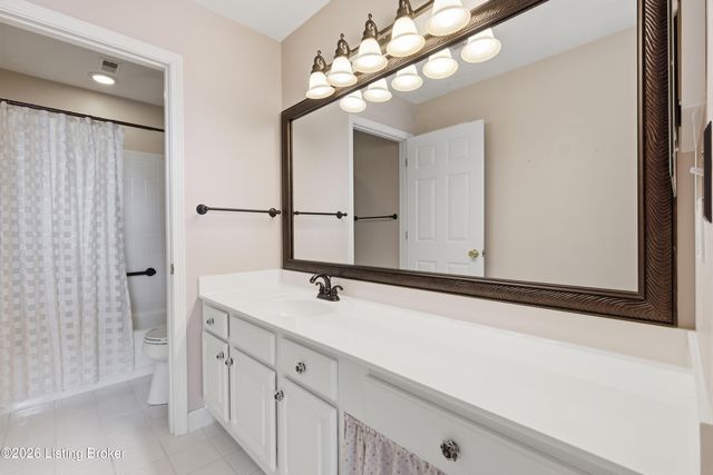 8019 Saint Andrews Village Dr, Louisville, KY 40241