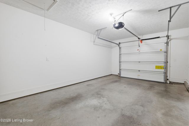 8019 Saint Andrews Village Dr, Louisville, KY 40241