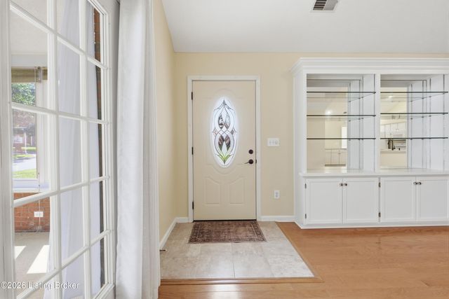 8019 Saint Andrews Village Dr, Louisville, KY 40241