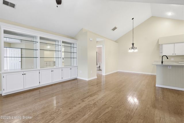 8019 Saint Andrews Village Dr, Louisville, KY 40241