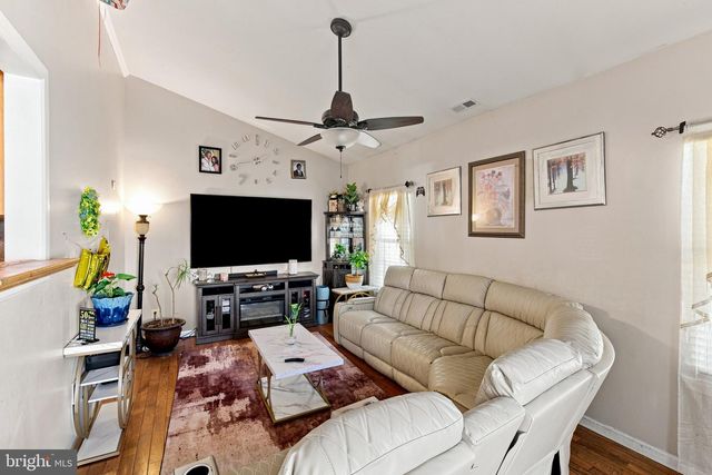 38 SLEEPY HOLLOW LN, Sicklerville, NJ 08081