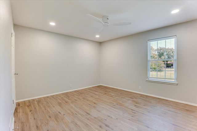 104 Pontiac Drive, Lake Kiowa, TX 76240