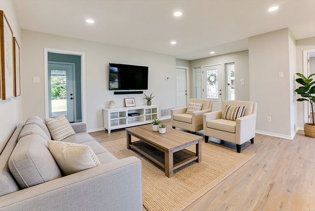 104 Pontiac Drive, Lake Kiowa, TX 76240