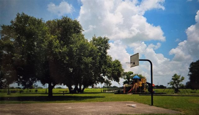 212 Middle Bayou Trail, Angleton, TX 77515