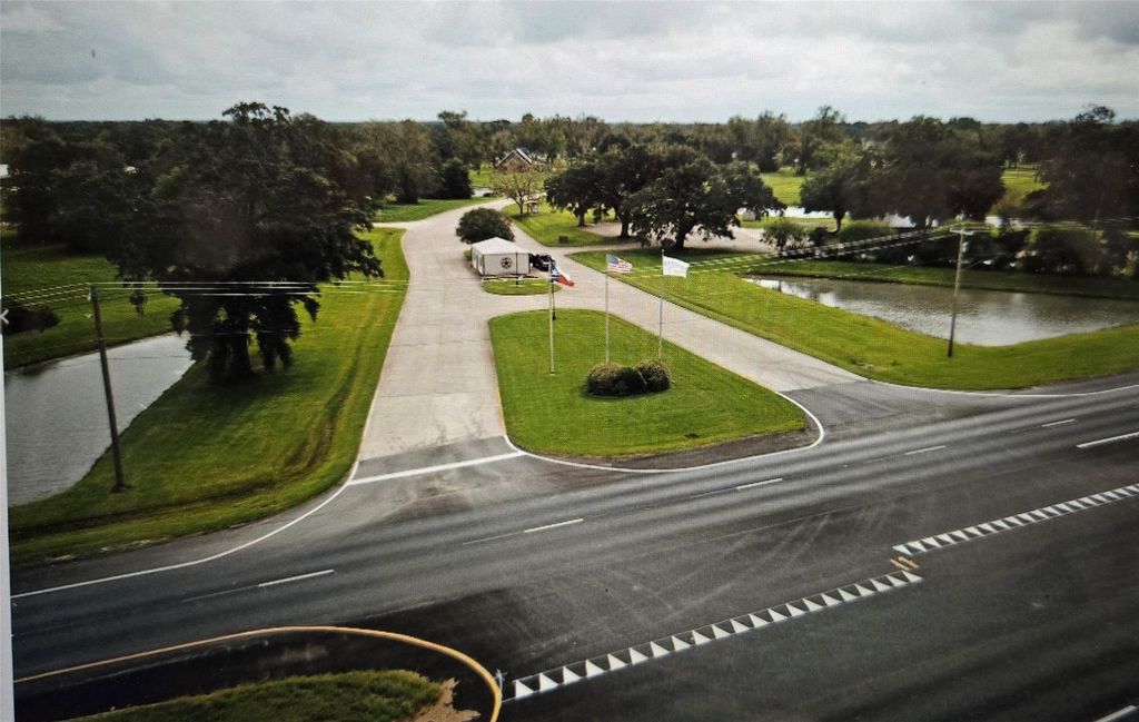 212 Middle Bayou Trail, Angleton, TX 77515