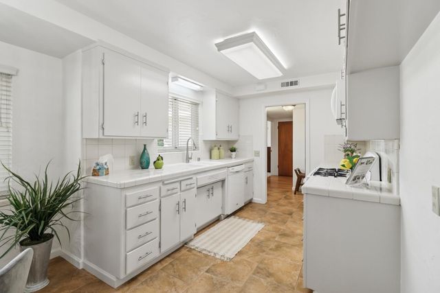 6721 Swenson Way, Sacramento, CA 95831