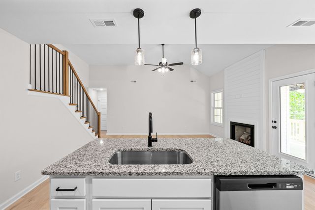 1598 Fredrick Dr, Clarksville, TN 37042