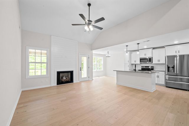 1598 Fredrick Dr, Clarksville, TN 37042