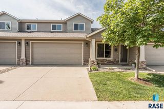 2905 E Fieldstone Pl, Sioux Falls, SD 57108