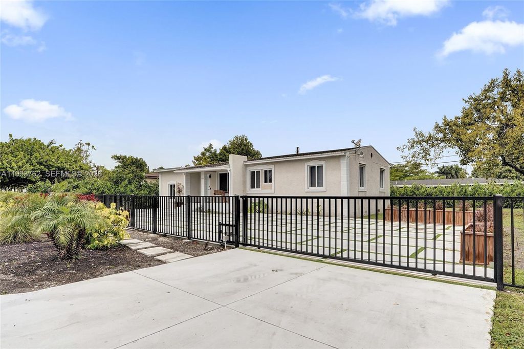 1001 NW 148th St, Miami, FL 33168