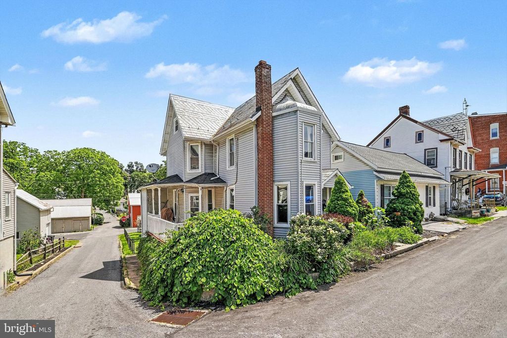 51 W PENNSYLVANIA AVE, Yoe, PA 17313