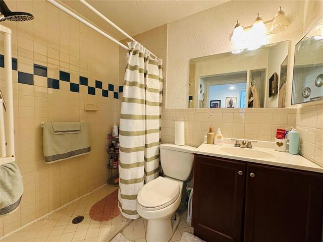 8431 NW 12th Street D68, Plantation, FL 33322