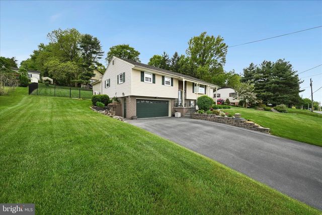 230 EDGEWOOD DR, New Holland, PA 17557