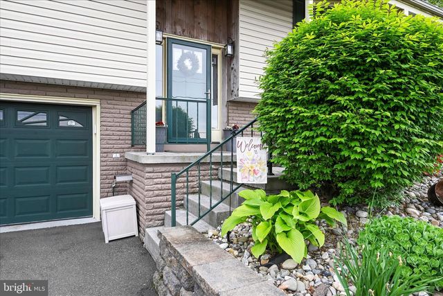 230 EDGEWOOD DR, New Holland, PA 17557