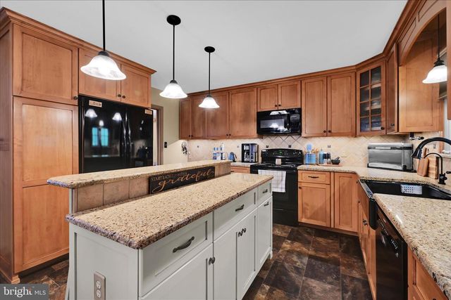 230 EDGEWOOD DR, New Holland, PA 17557