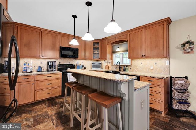 230 EDGEWOOD DR, New Holland, PA 17557