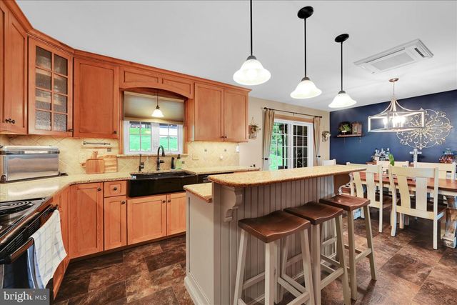 230 EDGEWOOD DR, New Holland, PA 17557