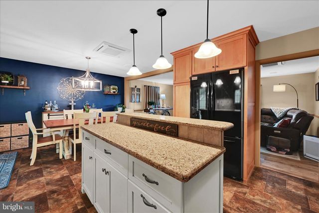 230 EDGEWOOD DR, New Holland, PA 17557