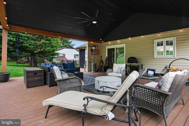 230 EDGEWOOD DR, New Holland, PA 17557