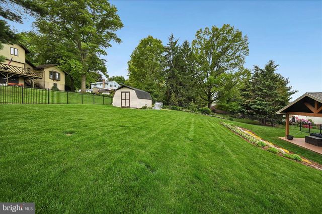 230 EDGEWOOD DR, New Holland, PA 17557