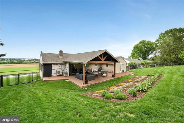 230 EDGEWOOD DR, New Holland, PA 17557