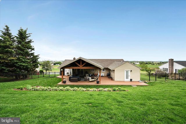 230 EDGEWOOD DR, New Holland, PA 17557