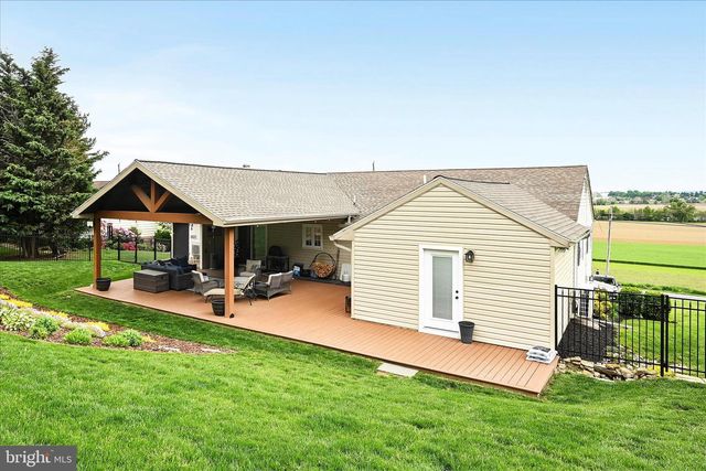 230 EDGEWOOD DR, New Holland, PA 17557