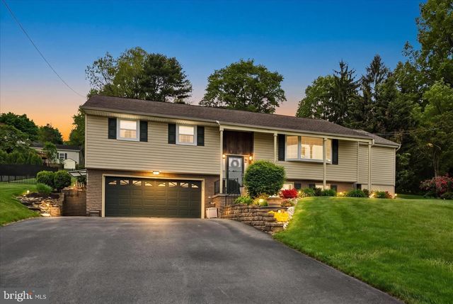 230 EDGEWOOD DR, New Holland, PA 17557