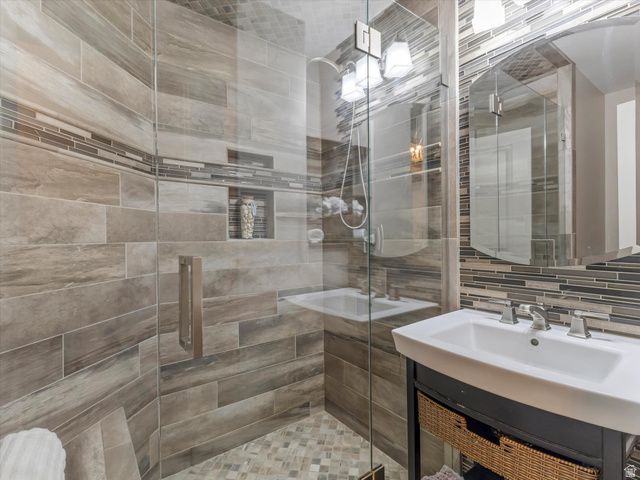 1969 E FALCONHURST CIR, Sandy, UT 84092