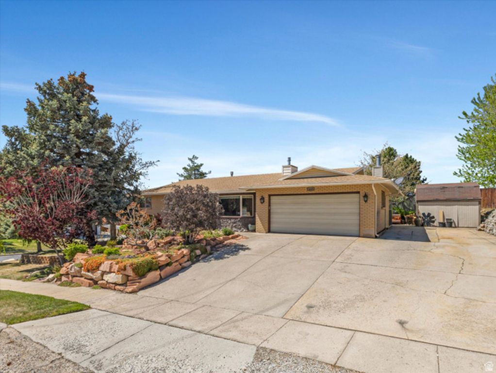 1969 E FALCONHURST CIR, Sandy, UT 84092