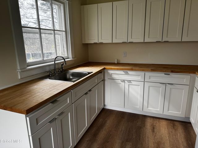 277 Upper Newtown Road, Halfmoon, NY 12118
