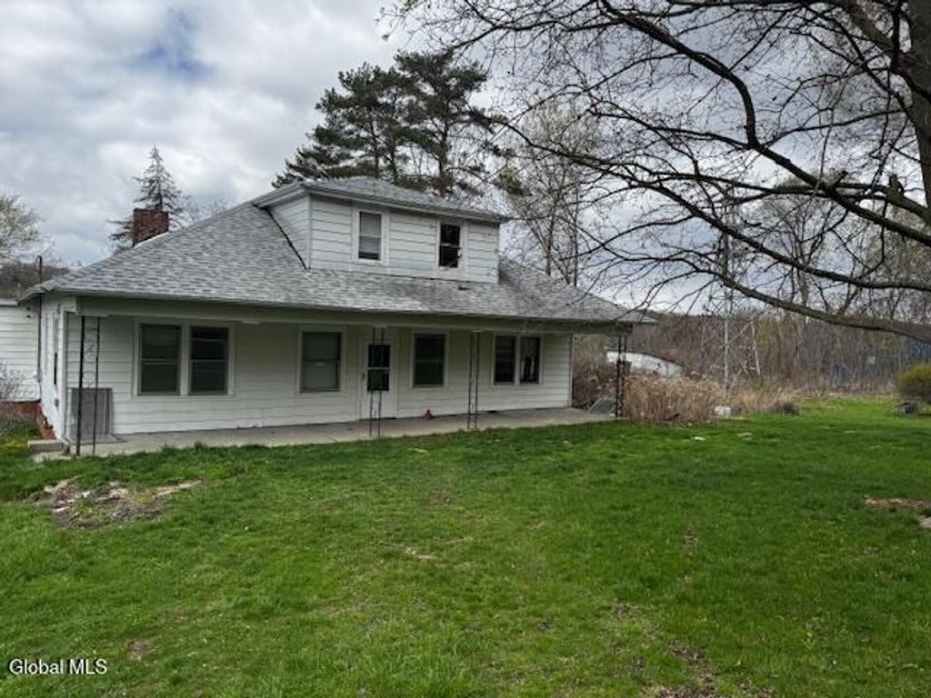 277 Upper Newtown Road, Halfmoon, NY 12118