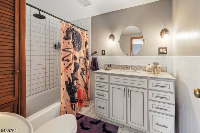 89 W End Ave, Newton Town, NJ 07860